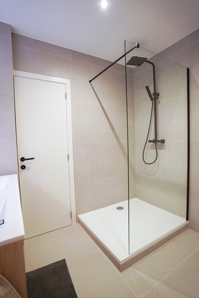 Salle de bain moderne avec douche italienne à Résistance 45