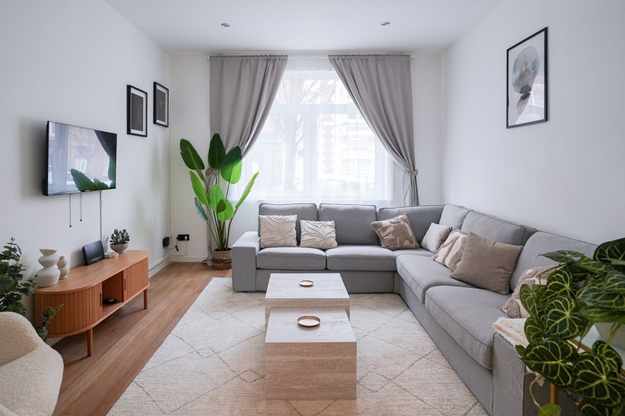 Salon convivial et décoré dans la maison de colocation Courtoisie 11