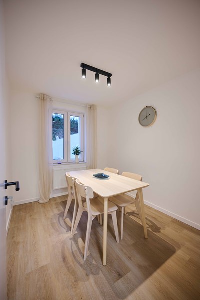 Salle à manger aménagée pour quatre colocataires à Hellebaut 26