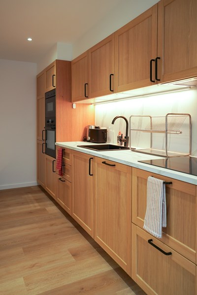 Cuisine équipée en bois dans la maison de colocation Résistance 45