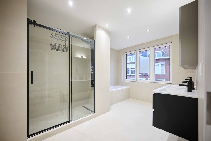 Salle de bain moderne blanche et noire à Hellebaut 26