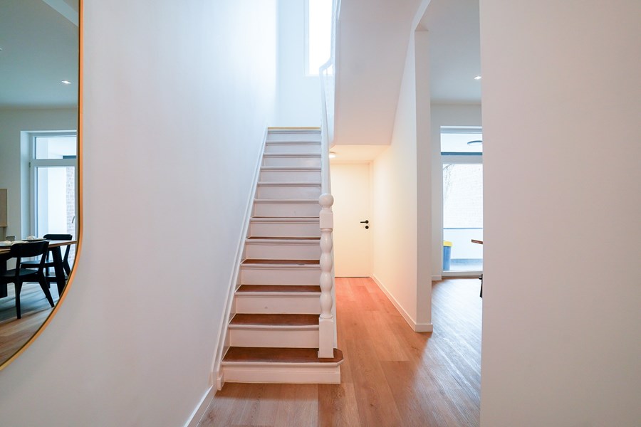 Hall d’entrée et escalier moderne de la maison Courtoisie 11