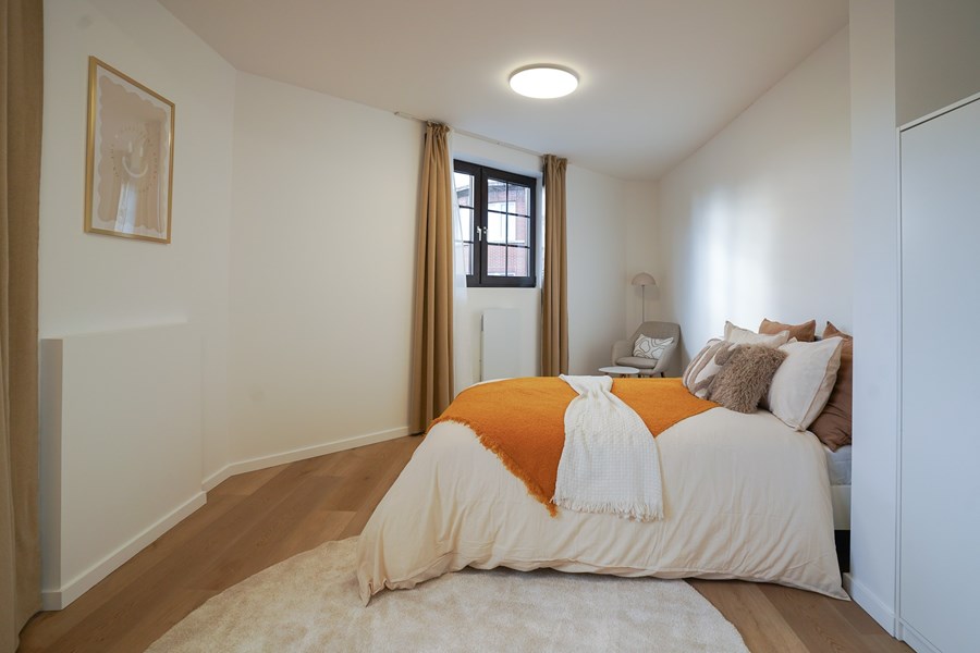 Chambre lumineuse avec murs blancs dans la colocation Résistance 45