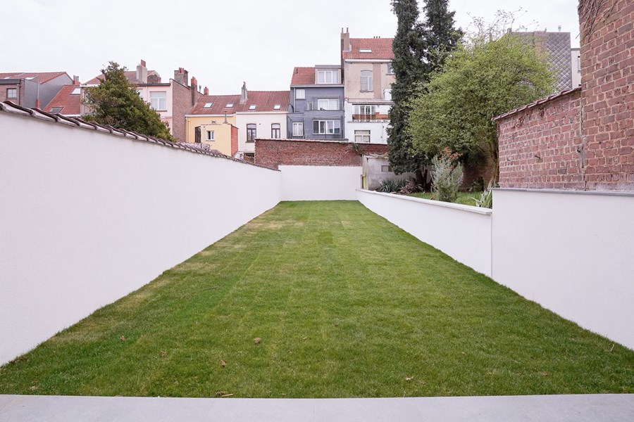 Grand jardin en longueur dans la maison de colocation Courtoisie 11