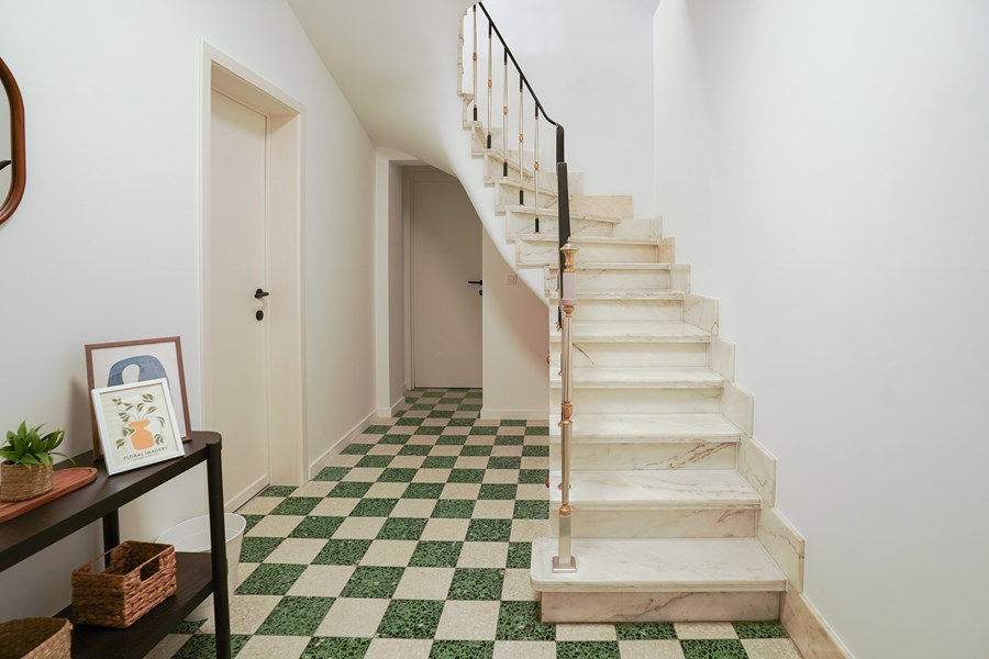 Hall d’entrée avec escalier et parquet à damier à Résistance 45