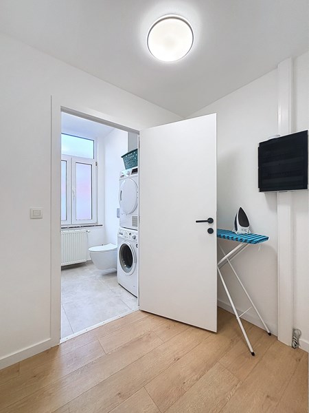 Toilettes et salle de lessive avec lave-linge et sèche-linge à Hellebaut 18