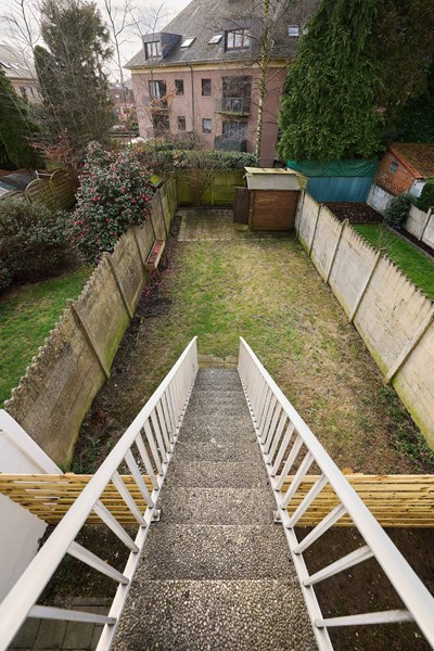 Jardin en longueur avec escalier du duplex Hellebaut 18 à Anderlecht