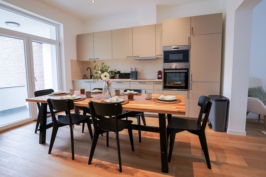 Cuisine et salle à manger entièrement équipées dans la colocation Courtoisie 11