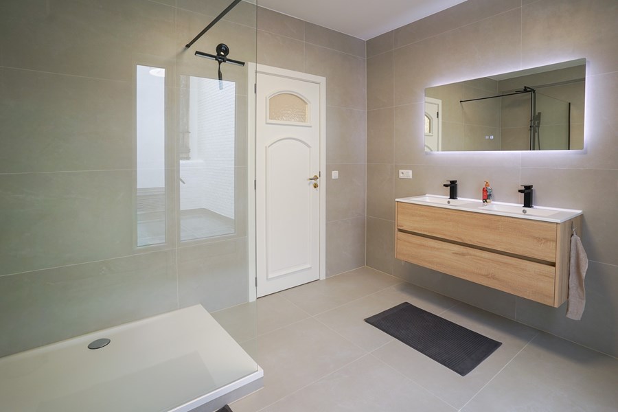 Salle de bain équipée avec évier moderne dans la colocation Résistance 45