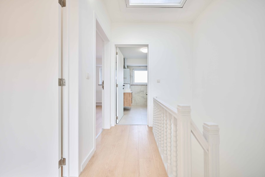 Couloir moderne aux murs blancs dans la maison Hellebaut 18