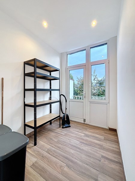 Buanderie équipée avec rangements dans la colocation Hellebaut 18