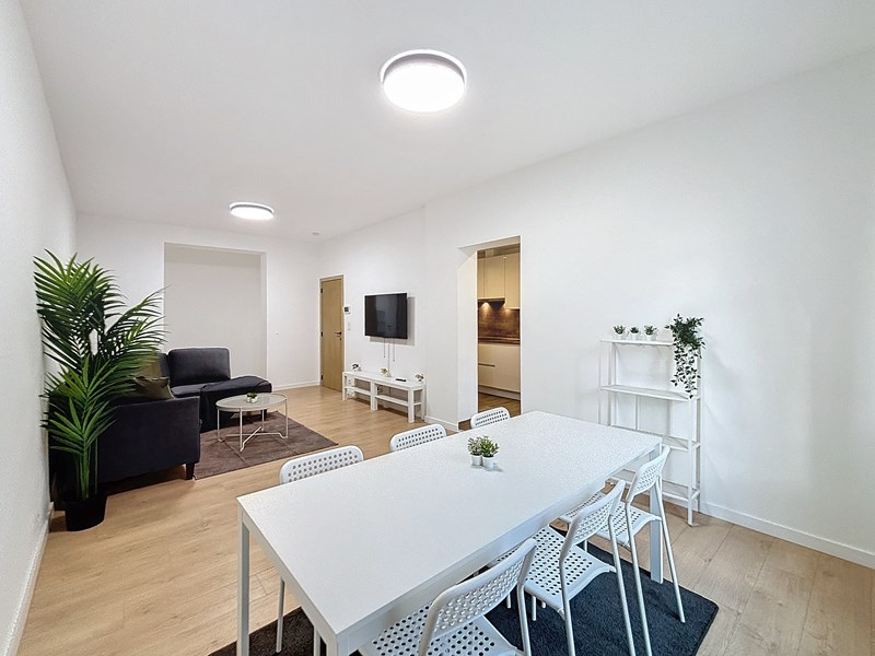 Salle à manger avec table pour six personnes dans la colocation Hellebaut 18