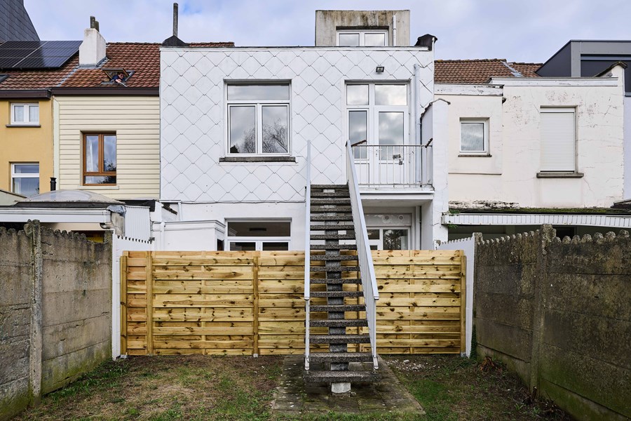 Jardin avec vue rapprochée sur la maison Hellebaut 18
