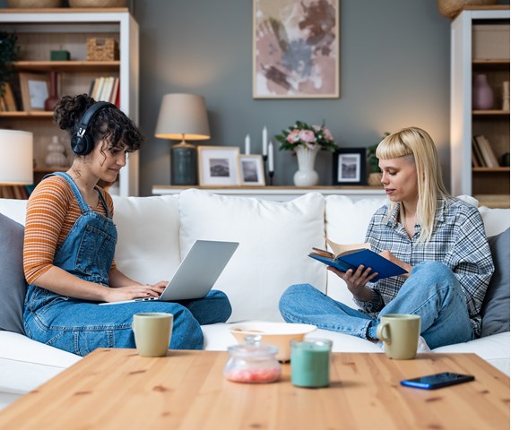 Jeunes actives partageant un espace de vie en colocation à Bruxelles