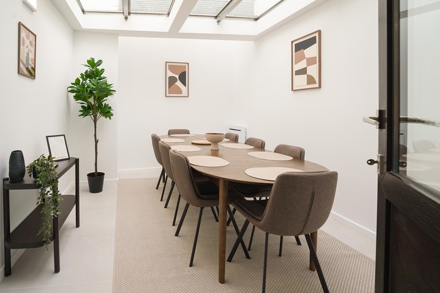 Salle à manger moderne et décorée pour la colocation Résistance 45